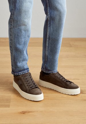 METAL HENLEY LOW-TOP SNEAKERS - Baskets basses - clay