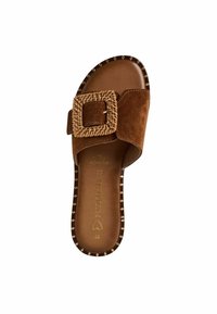 Brune ruskinds slide-sandal med en vævet tekstur spænde, guldfarvede detaljer langs sålen og et fladt design for komfort.