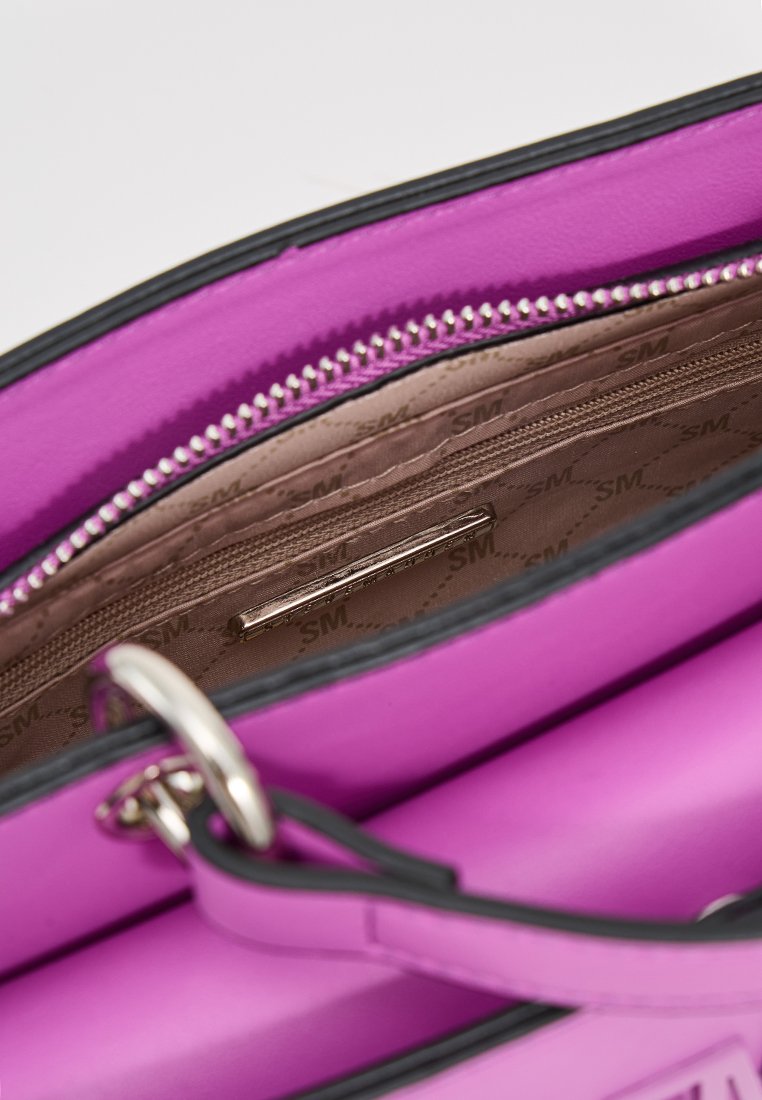 Sac à main en cuir rose vif avec une fermeture éclair en argent, intérieur spacieux avec une poche zippée et plusieurs compartiments, texture lisse.