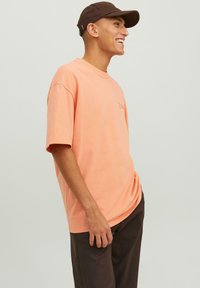 Jack & Jones JPRBLAKAM SUMMER BRANDING  SS O-NECK - T-shirts print - shrimp