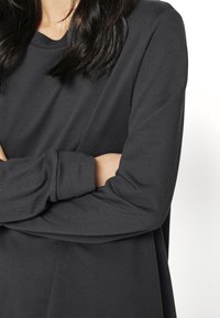 ONLY Petite ONLDREAMER LIFE FLOUNCE - Vestido de dia - phantom