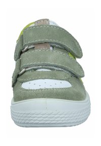 Zapato de ante verde con acentos blancos, que presenta dos correas de velcro y una suela de goma texturizada. Diseño perforado en el área de los dedos.