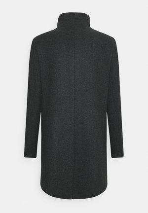Cappotto lungo di un grigio scuro con colletto alto, realizzato in tessuto testurizzato. Presenta un taglio dritto e nessun fissaggio o tasca visibile.