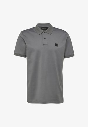 Szara koszulka polo z krótkim rękawem, zapięciem na dwa guziki oraz małym czarnym kwadratowym logo na lewej piersi.