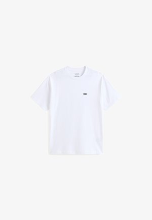T-shirt blanc à manches courtes et col rond avec petit logo Vans noir sur le côté gauche de la poitrine, présenté sur un fond uni.