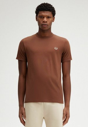 Camiseta marrón de manga corta hecha de una tela suave. Presenta un escote redondo y un pequeño emblema de marca blanco en el área del pecho izquierdo.