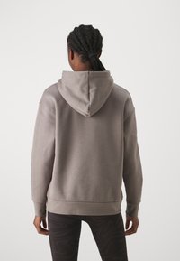 Under Armour ESSENTIAL HOODIE - Felpa con cappuccio - taupe dusk