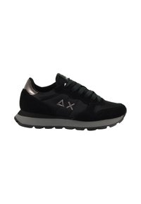 Sneaker nera con lacci, suola grigia, dettaglio metallico sul tallone e simboli a triangolo e X ricamati sul pannello laterale.