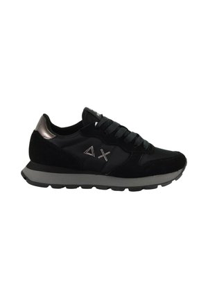 Sneaker nera con lacci, suola grigia, dettaglio metallico sul tallone e simboli a triangolo e X ricamati sul pannello laterale.