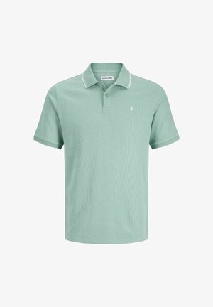 Tricou polo verde deschis pentru bărbați, cu mâneci scurte, țesătură texturată, pliscă cu două nasturi, margine albă la guler și logo mic alb pe piept.