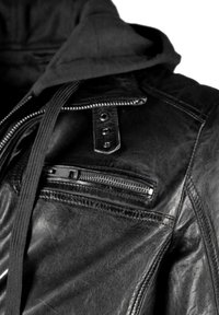 Zwarte leren jas met een capuchon, voorzien van een ritszak op de borst, drukknopdetails en een gestructureerde afwerking. Accentueert met hardware en stiksels.