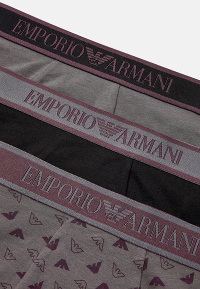 Trei perechi de slipuri pentru bărbați cu logo-uri distinctive. Material negru, gri și gri cu motive, cu brâie elastice moi ce prezintă "Emporio Armani."