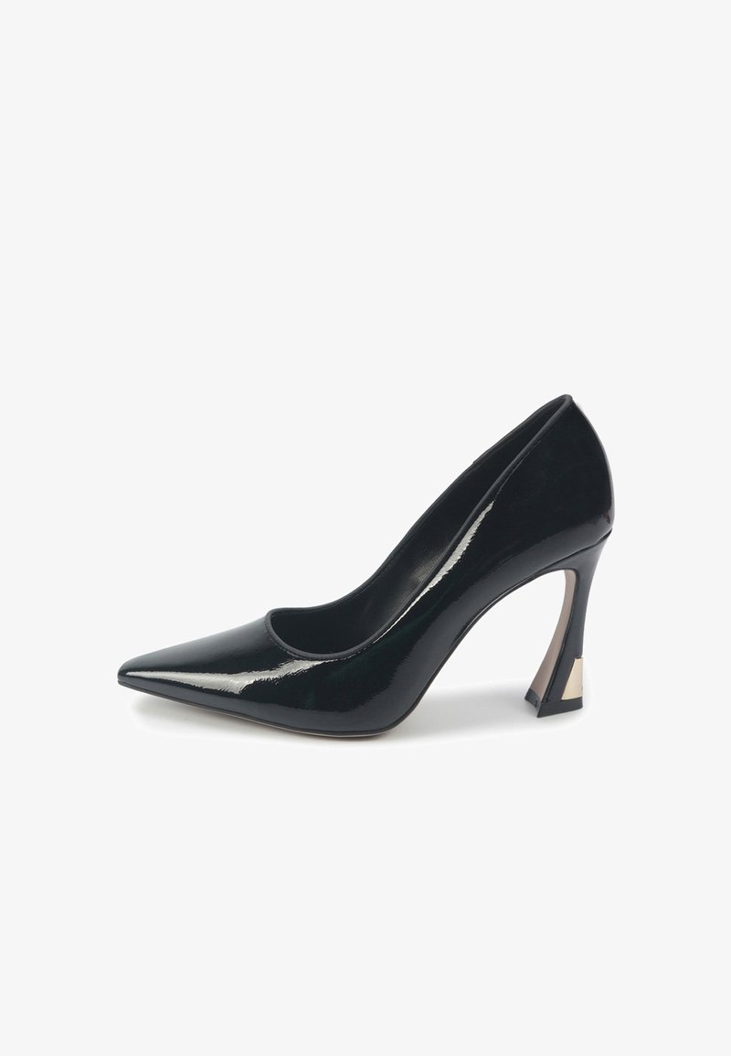 Chaussure à talon aiguille en cuir verni noir avec un bout pointu et un talon évasé unique mettant en valeur un accent métallique, présentée sur un fond blanc.