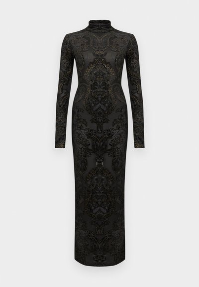 Μακρύ μαύρο φόρεμα με υψηλό λαιμό και μακριά μανίκια, με περίπλοκα σκούρα λουλουδένια και παϊέτες μοτίβα, και διακριτικές λαμπερές διακοσμήσεις με χάντρες.