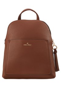 Zaino in pelle marrone dalla texture liscia, con parte superiore arrotondata, tasca frontale, logo dorato e cerniera. Presenta una maniglia superiore e un dettaglio con nappine.