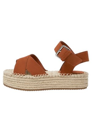 Sandale en daim marron avec semelle en corde d'espadrille, bride réglable avec boucle, design supérieur croisé et semelle extérieure en caoutchouc.