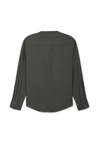 Maglietta verde a maniche lunghe realizzata in tessuto testurizzato, con dettaglio di piega posteriore, polsini con bottone e orlo arrotondato. Design semplice, senza motivi né accenti.