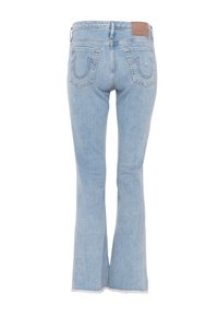 Jeans de mezclilla de corte acampanado azul claro con dobladillo sin terminar. Presentan dos bolsillos traseros con costuras distintivas y una etiqueta de piel marrón de la marca en la cintura.