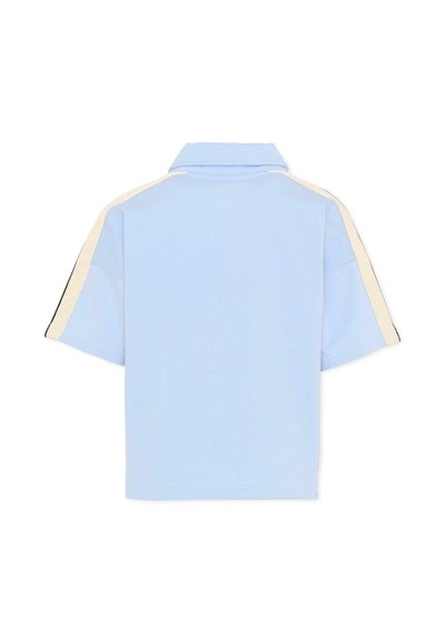 Chemise bleu clair à manches courtes avec des détails à rayures crème et noires le long des épaules et des manches, vue de dos.