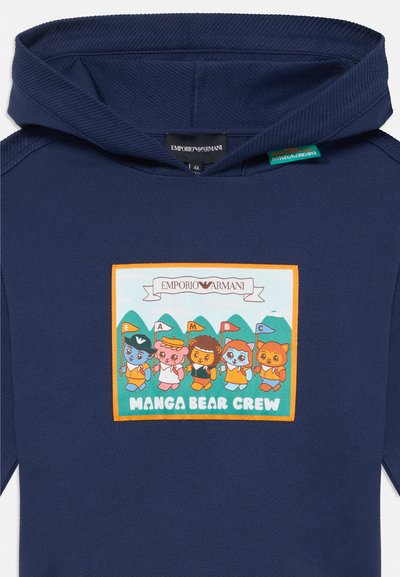 Sudadera azul marino con un parche colorido que muestra osos de dibujos animados sosteniendo banderas y el texto "MANGA BEAR CREW" en un diseño bordado.