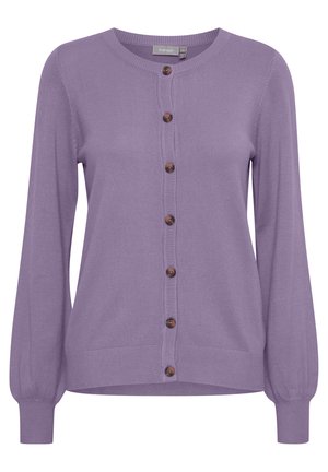 Lila cardigan med rund halsringning, långa ärmar och bruna knappar fram, med ribbade mudd- och fållkanter för textur.