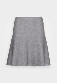 Falda acampanada gris hecha de tela suave, con una textura lisa, líneas pulcras y un pequeño detalle metálico cerca de la cintura.