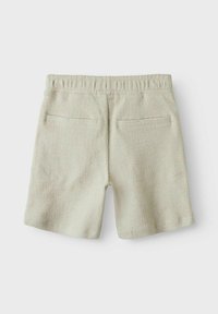 Pantaloni corti verde chiaro, in tessuto testurizzato, con vita elasticizzata e due tasche posteriori. Taglio dritto con un design a vita media. Materiale morbido e traspirante.