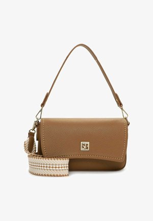 Braune Lederhandtasche mit strukturierter Oberfläche, ausgestattet mit einem kurzen Griff und einem abnehmbaren geflochtenen Riemen mit cremefarbenen und braunen Streifen. Goldfarbene Metallakzente.