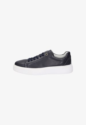 Marine leren sneaker met ronde neus, witte rubberen zool en donkere veters. Beschikt over metalen veterogen en contrasterende binnenvoering.