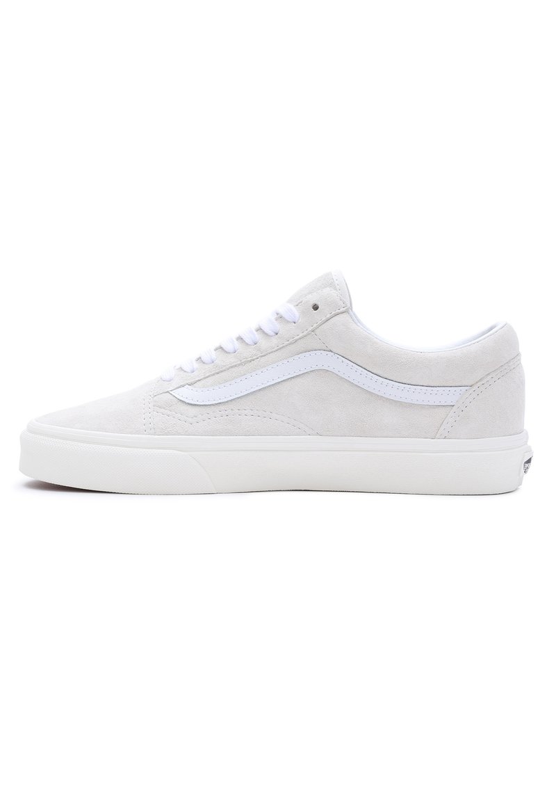Szürke suéd sneaker fehér bőr díszítéssel és fűzősorrésszel. Alacsony profilú dizájn, texturált felület és fehér gumitalp.