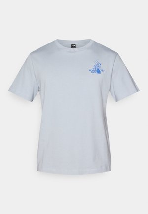 Camiseta de manga corta de algodón en gris claro. Presenta un diseño de logo azul en el pecho izquierdo y un cuello redondo. Textura suave.