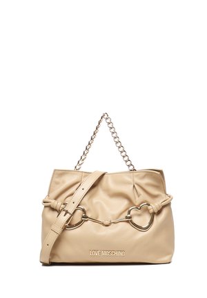 Borsa a mano in pelle beige con design plissettato, dettagli in metallo a forma di cuore dorato, tracolla a catena e logo sul davanti.