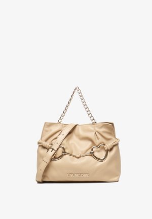Borsa a mano in pelle beige con design plissettato, dettagli in metallo a forma di cuore dorato, tracolla a catena e logo sul davanti.