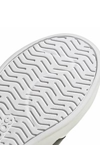 Witte rubberen zool met een geprofileerd zigzagpatroon. Voorzien van een gladde grijze bovenrand en een lichte inkeping langs de rand voor grip.