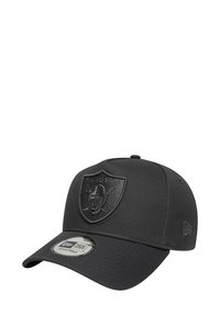 Gorra negra hecha de tejido texturizado, con un logo de los Raiders en relieve en la parte frontal, visera curvada y una correa ajustable en la parte trasera.