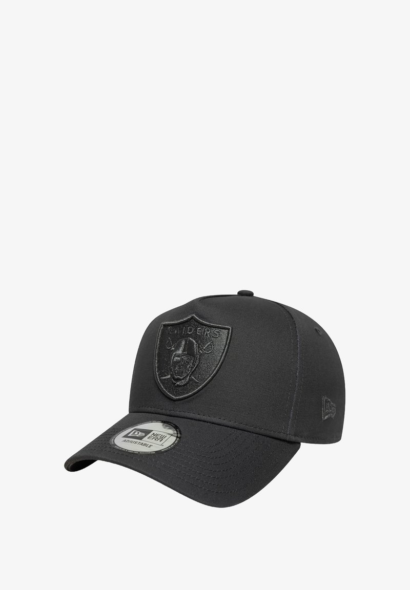 Gorra negra hecha de tejido texturizado, con un logo de los Raiders en relieve en la parte frontal, visera curvada y una correa ajustable en la parte trasera.