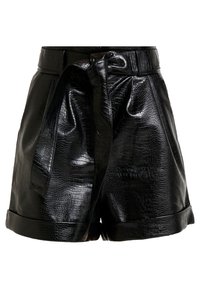 Černé šortky z umělé kůže s texturovaným krokodýlím vzorem, vysokým pasem, páskovým designem a detailním ohrnutím lemů.
