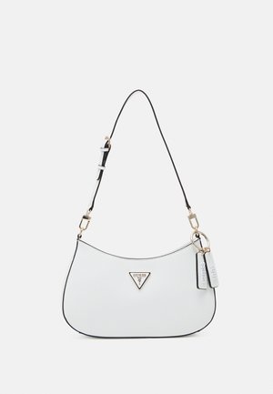 Sac d'épaule blanc en forme de croissant avec bordure noire, bandoulière noire réglable, quincaillerie dorée et logo Guess sur le devant.