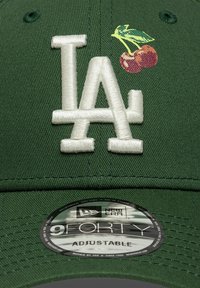 Πράσινο ρυθμιζόμενο καπέλο μπέιζμπολ με κεντημένο λευκό λογότυπο LA και κερασάκια με πράσινα φύλλα. Περιλαμβάνει ετικέτα New Era 9FORTY.