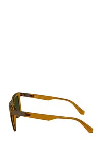 Brune tonede solbriller med en vinkelret design. Har grønne linser og flade, lige arme, som viser en blank finish og minimale hardwaredetaljer.