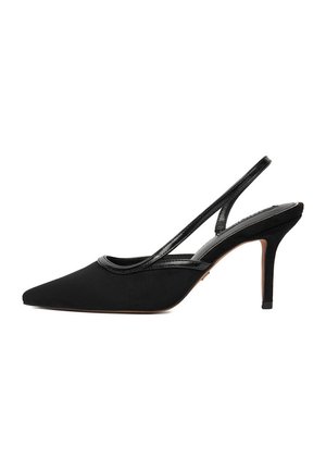 Czarny but na wysokim obcasie typu slingback z cienkim paskiem i smukłym obcasem szpilką na białym tle.