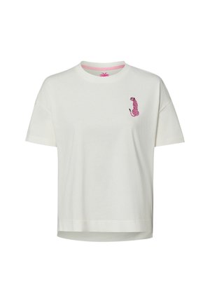 T-shirt bianca a maniche corte con una piccola grafica di ghepardo viola sul petto sinistro e un dettaglio rosa all'interno del colletto.