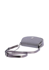Bolso cruzado plateado metálico con una superficie texturizada, forma curva, correa de cadena desmontable y logotipo en relieve en la parte frontal.