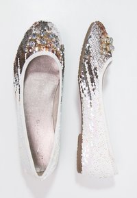 Ballerine bianche coperte di scintillanti paillettes iridescenti, con una suola interna morbida e ammortizzata e un design della punta arrotondata.