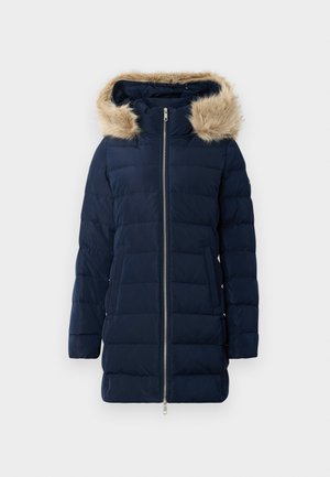 Marineblå dunjakke med en faux fur-fôrret hætte, der har en frontlynlås, sidelommer og et quiltet design til isolering.