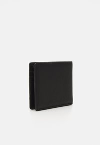 Cartera de cuero negro con una textura suave, diseño de doble pliegue y varios compartimentos para tarjetas. Presenta líneas limpias y sin marcas visibles.