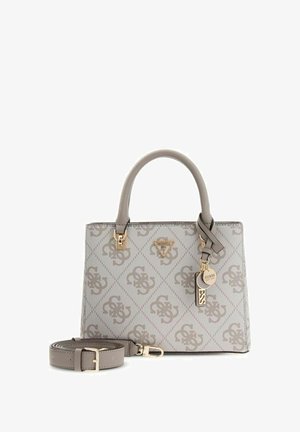 Borsa grigia con un motivo logo distintivo, dettagli in oro, doppi manici e tracolla regolabile. Presenta un ciondolo con il logo appeso al lato.