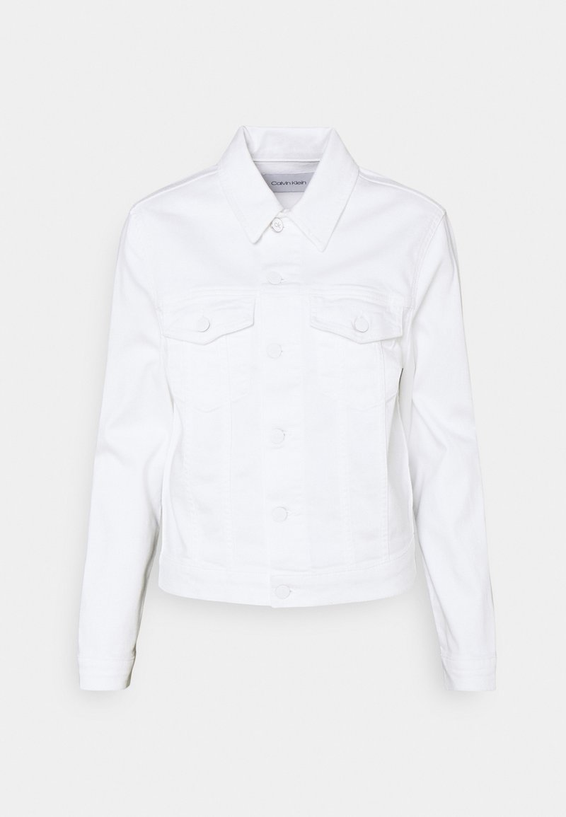 Biała kurtka jeansowa z kołnierzem, zapinana na guziki z przodu, z dwoma kieszeniami na piersi. Posiada długie rękawy i krótki krój.