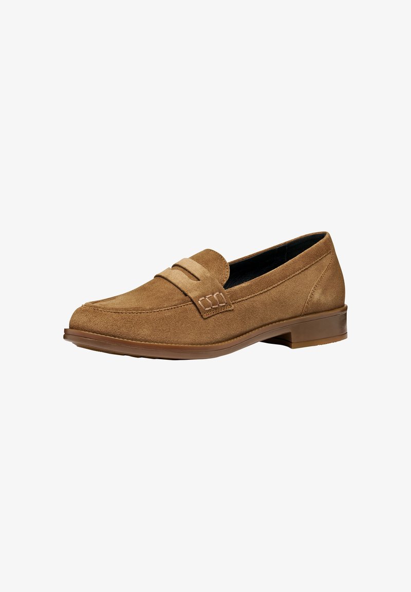 Mocassins en daim marron avec un bout arrondi, détail de sangle décoratif et une semelle en caoutchouc texturée basse. Design durable et simple.