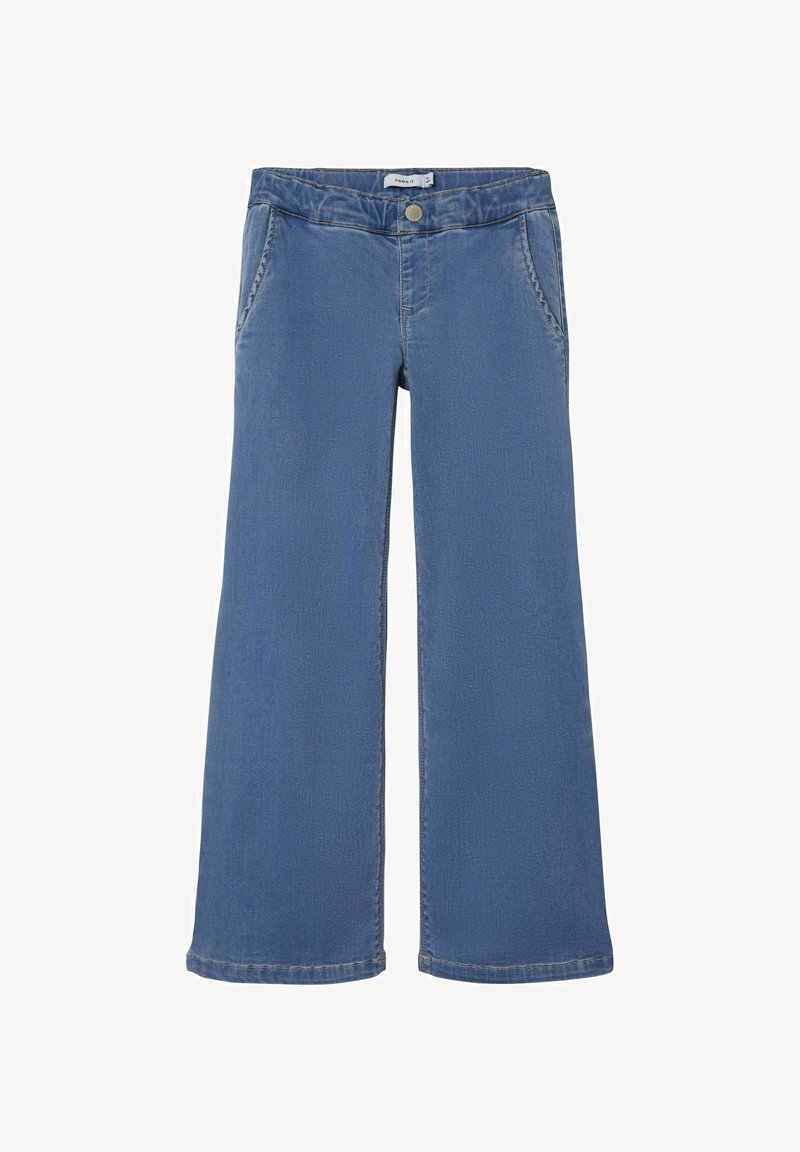 Svijetloplave, široke traperice izrađene od denima; imaju dva prednja džepa, kopčanje na dugme i šivane detalje duž šavova.